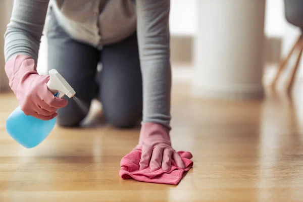 Mujer Rodillas Limpiando Parquet Casa Cerca — Foto de Stock