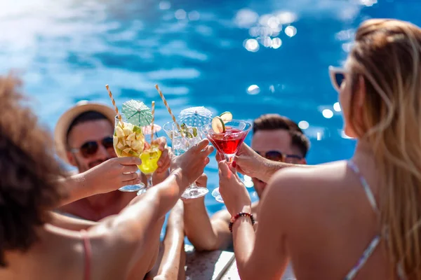 Amigos Bebem Coquetéis Lado Piscina Nas Férias Verão Divertem Juntos — Fotografia de Stock