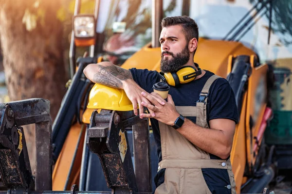 Giovane Architetto Che Riposa Sul Posto Lavoro Beve Caffè Andare — Foto Stock