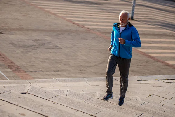 老年人在阳光明媚的日子在户外慢跑 人和生活方式概念 — 图库照片