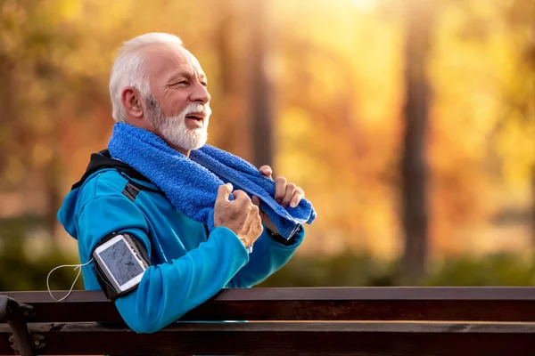 Senior Atleet Man Rustend Bank Park Bij Zonsondergang Hardlopen — Stockfoto