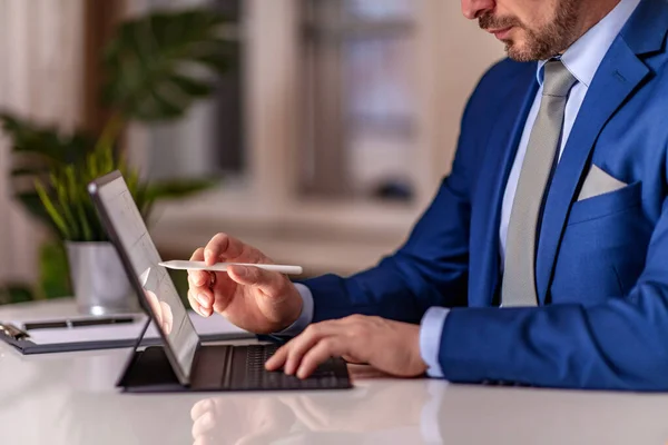 Empresário Usando Laptop Escritório Procurando Algum Novo Projeto — Fotografia de Stock