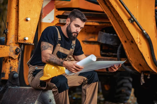 Retrato Jovem Arquiteto Trabalho Canteiro Obras Procurando Novo Projeto — Fotografia de Stock