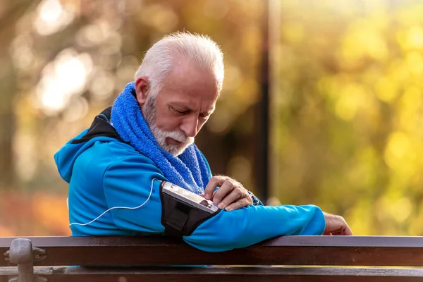 Homem Atleta Sênior Descansando Banco Parque Pôr Sol Depois Correr — Fotografia de Stock