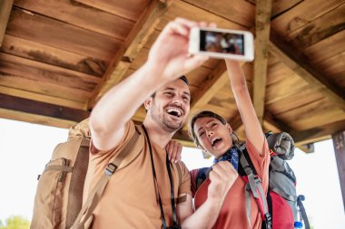 Çekici bir çift cep telefonuyla selfie çeker. İnsanlar, aşk, doğa ve yaşam tarzı kavramı.
