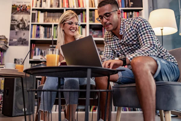 Bildung Dating Universität Lifestylekonzept Ein Paar Internationale Studenten Studieren Der — Stockfoto