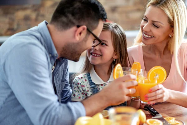 Family Making Juice Kitchen People Love Family Food Drink Concept — Stock Photo, Image