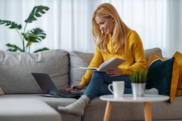 Schöne Junge Frau Arbeitet Laptop Während Sie Wohnzimmer Sitzt — Stockfoto