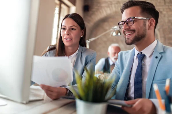 Beeld Van Twee Collega Die Samenwerken Aan Een Nieuw Project — Stockfoto