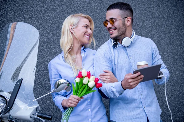 Happy Couple Prendre Selfie Dans Ville Concept Amour — Photo