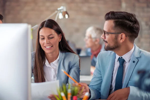 Grupp Affärsmän Som Analyserar Nya Projekt Med Hjälp Dator Medan — Stockfoto