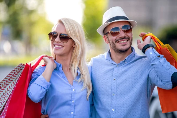 Gelukkig Paar Met Boodschappentassen Kijken Naar Showcase Glimlachen — Stockfoto