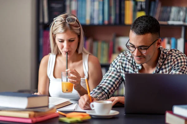 Utdanning Dating Universitet Livsstilsbegreper Par Internasjonale Studenter Studerer Biblioteket – stockfoto