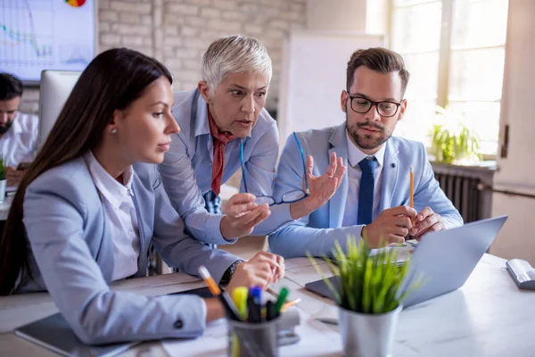 Group Business People Analysing New Project Using Laptop While Spending — Stock Photo, Image