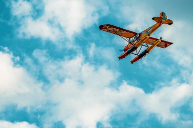 Su uçağı. Uçan uçak. Yatay resim.