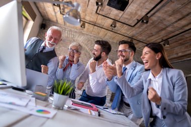 Bir grup iş adamı ofiste birlikte çalışırlar. İnsanlar, iş ve yaşam tarzı kavramı.