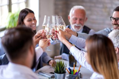 Ofislerinde başarılı bir iş grubu kutluyor. İş, insanlar, başarı ve kazanma konsepti..