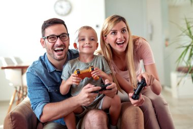 Mutlu bir aile evde oyun oynuyor ve birlikte eğleniyor..
