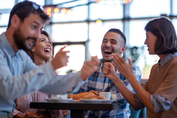 Jonge Vrienden Hebben Een Geweldige Tijd Restaurant — Stockfoto