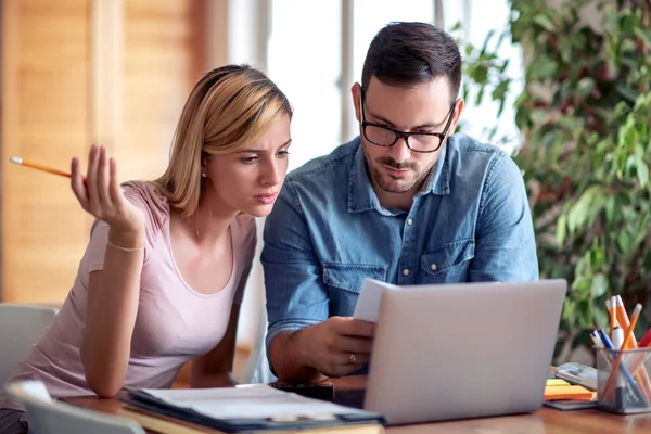 Gestresstes Ehepaar Hause Nutzt Laptop Und Bezahlt Rechnungen Online — Stockfoto