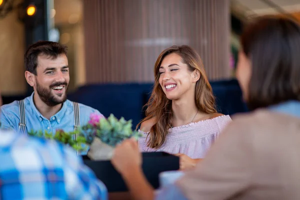 Young People Enjoying Together Cafe Drink Coffee — Stockfoto