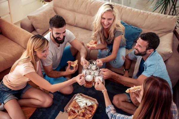 Friends Enjoying Together Eating Pizza Drink Beers Home — Stock Fotó