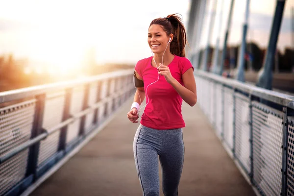 Giovane Donna Che Jogging All Aperto Sul Ponte Concetto Stile — Foto Stock