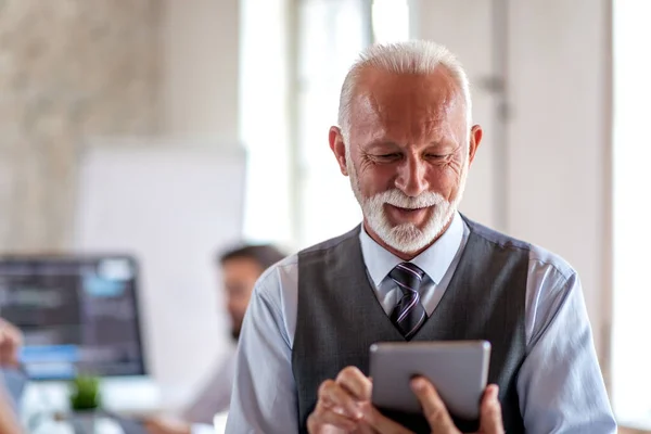 Senior Businessman Using Tablet Office — Foto de Stock