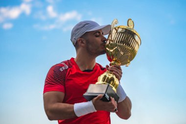 Spor. Tenisçi kupayı kaldırır. Sportif yaşam tarzı kavramı.