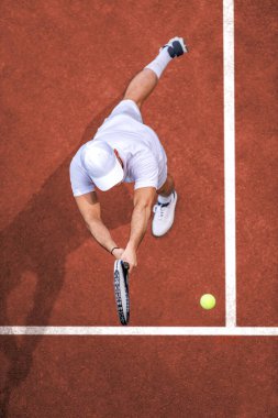 Spor. Erkek tenisçinin raketle topa vuruşunun en üst görüntüsü.