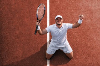 Spor. Elinde raket olan bir tenisçinin manzarası. Fitness yaşam tarzı konsepti.