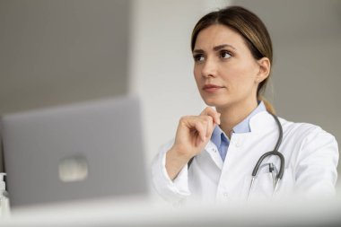 Ofisinde kadın doktor portresi var. Halk, sağlık ve tıbbi konsept.