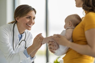 Klinikte doktor ve bebek hastası. Tıp, sağlık ve pediatri konsepti..