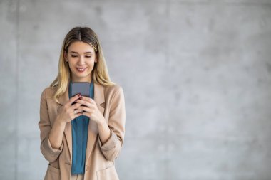 İş kadını elinde akıllı telefon tutuyor. İnsanlar, iş ve teknoloji kavramı..