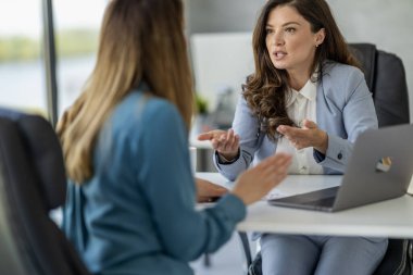 Modern ofisteki yeni projede birlikte çalışan iki bayan iş arkadaşı. Ofisteki toplantı odasında birlikte çalışan iş ekibi..