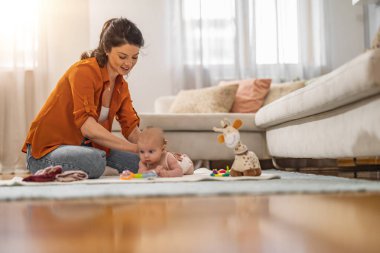 Sevgi dolu anne, yeni doğmuş bebeğini evde taşıyor. Anne ve bebeğin sevgisi. Aile evde..