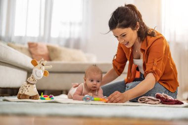 Sevgi dolu anne, yeni doğmuş bebeğini evde taşıyor. Anne ve bebeğin sevgisi. Aile evde..