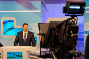 tv stüdyo kamera kayıt Male muhabir veya spiker. Canlı yayın
