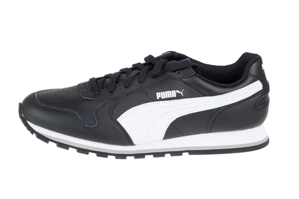 Warna, Bułgaria - 22 października 2015 Puma Runner pełne buty. Puma, głównych niemieckiej firmy wielonarodowe. Na białym tle. Zdjęcia produktów — Zdjęcie stockowe