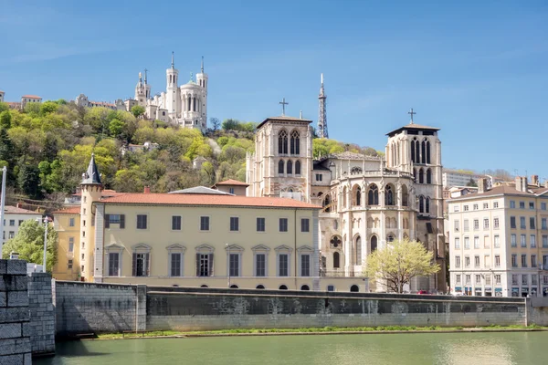 Klasycznego widoku z Lyon, Francja. Bazylika Notre Dame de Fourviere w historycznym centrum — Zdjęcie stockowe