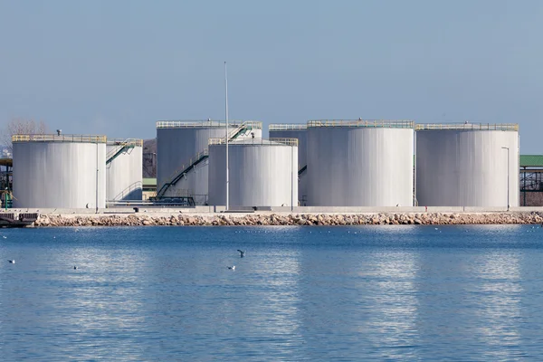 Grote tanks voor benzine en olie, blauwe lucht — Stockfoto