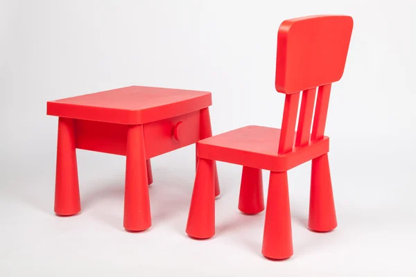 Silla roja y mesa roja para niños en el aula preescolar de kindergarten —  Fotos de Stock