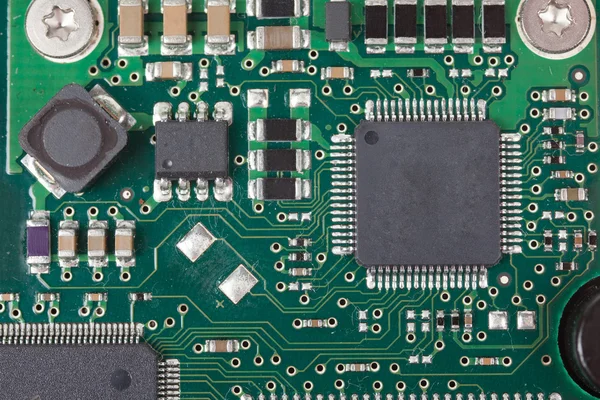 Primer plano de la placa de circuito electrónico con microchips —  Fotos de Stock