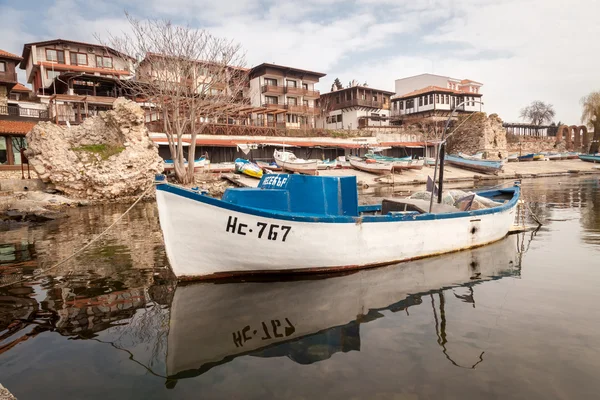 Nessebar, Bulgaristan - 27 Şubat 2016: Nessebar, Bulgaristan Karadeniz Sahil üzerinde antik kentin liman eski ahşap balıkçı teknesi — Stok fotoğraf
