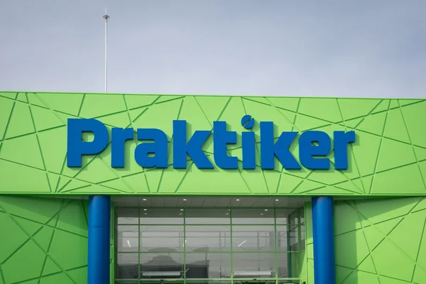 Varna, Bulgaria - 1 de febrero de 2016: logotipo de Praktiker en su mercado. Praktiker es una cadena internacional de hipermercados, abrió su primera tienda en 1978 — Foto de Stock