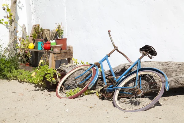 Velha bicicleta azul — Fotografia de Stock