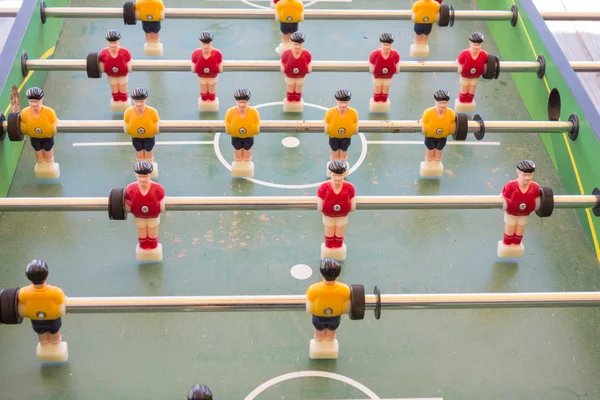 Tabell fotbollsmatch med gula och röda spelare — Stockfoto