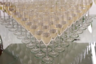 çok fazla şampanya partisi tablo ile dolu gözlük