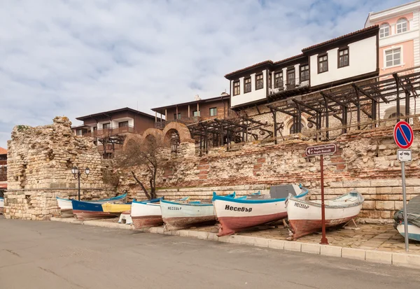 Nessebar, Bulgária - 27 de fevereiro de 2016: Velho barco de pesca de madeira no porto de nessebar, cidade antiga na costa do Mar Negro da Bulgária — Fotografia de Stock