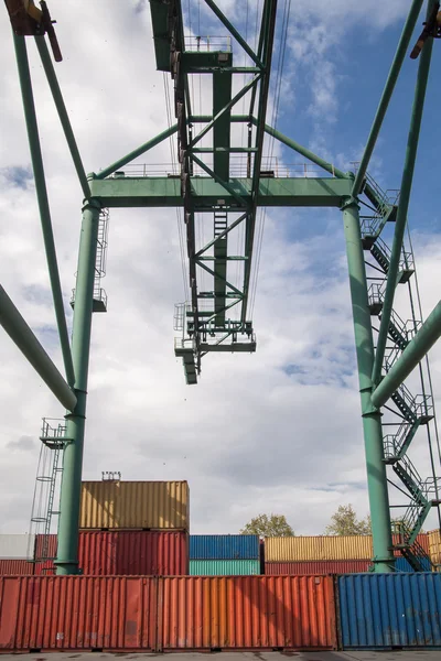 Puerto industrial con contenedores para transportar. Transporte y almacenamiento de carga . — Foto de Stock